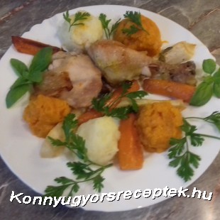 Ropogós  csirke comb sült zöldségekkel édes burgonya és burgonya pürével .
