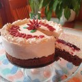 Fehér csokis mousse torta gyümölcszselével 