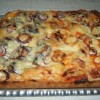 Tonhalas és szalámis pizza