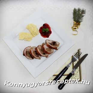 Pulykamelltekercs gesztenyés töltelékkel, áfonyamártással Pulykamelltekercs gesztenyés töltelékkel, áfonyamártással